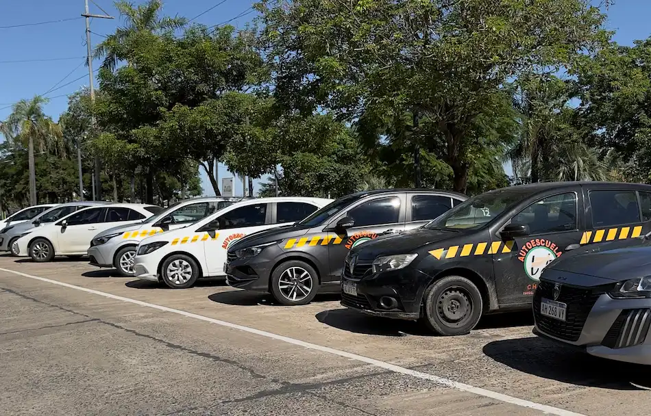 Flota de vehículos con doble comando de Autoescuela Chaco